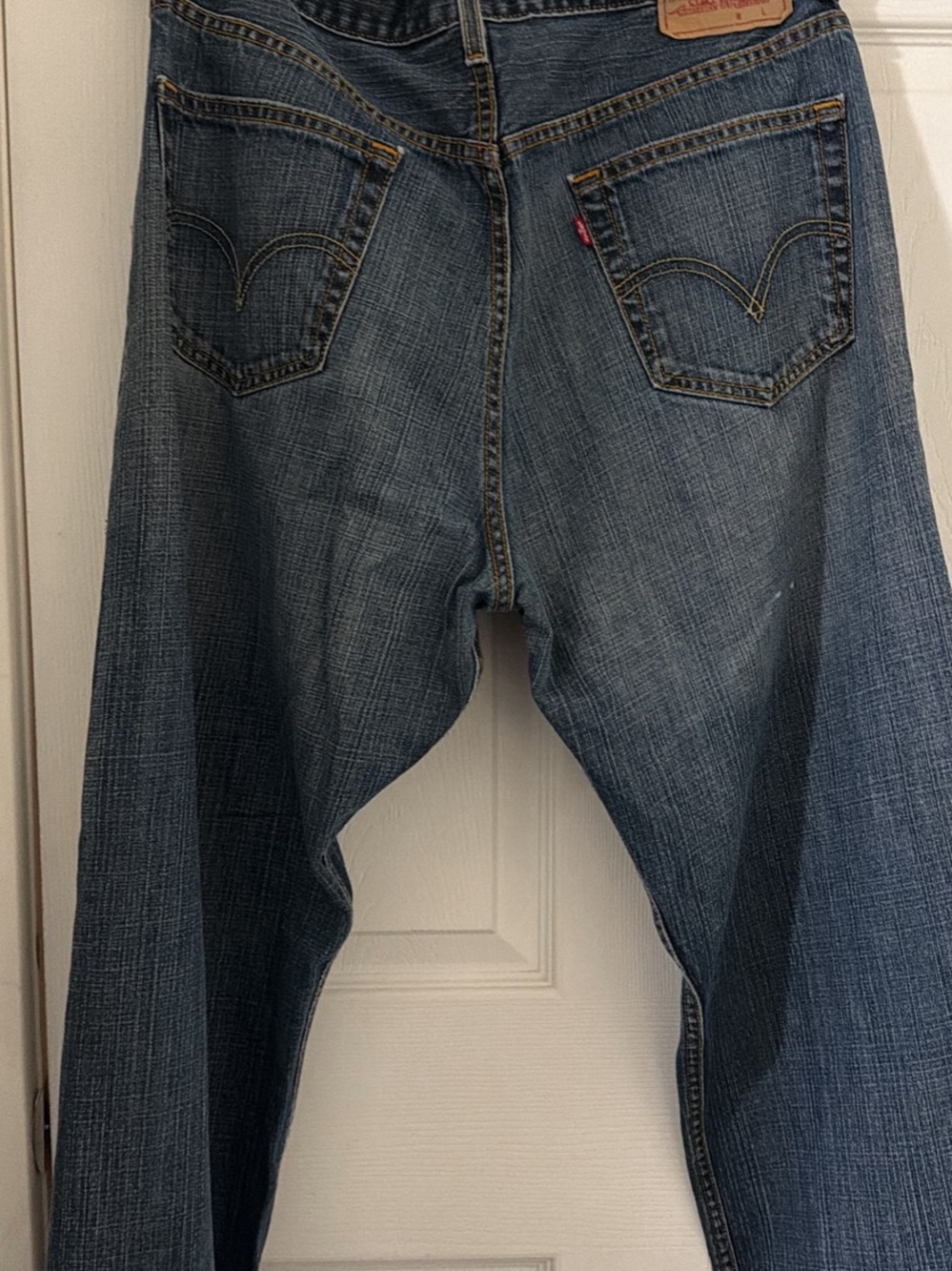 Levi's Men's Medium Blue Relaxed Fit Jeans